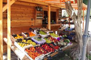 un puesto de frutas con una variedad de frutas y hortalizas en Mobile Homes Kovacine Cres - CIN02100d-MYA, en Cres
