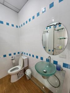 La salle de bains est pourvue d'un lavabo, de toilettes et d'un miroir. dans l'établissement Cordelia Resort Sam Roi Yot, à Sam Roi Yot