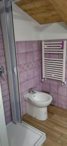 Baño rosa con lavabo y ventana en Il Casadduoglio mare e monti, en Vietri