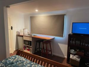 Bellingen Treehouse的电视和/或娱乐中心