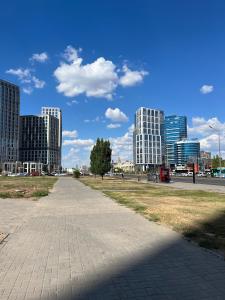 un trottoir dans une ville avec de grands bâtiments dans l'établissement Raisson Ahotel Grand Turan 32, à Astana