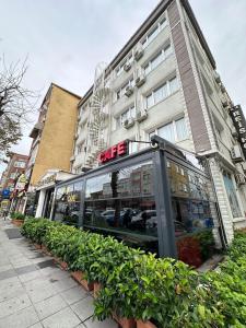 una tienda frente a un edificio con un cartel. en HİSAR HOTEL en Estambul