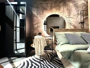 een slaapkamer met een bed met een zebramuur bij Michalczyka 1D - Self Check-In 20h - Parking in Wrocław