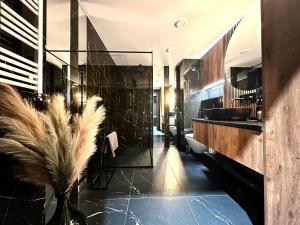 een badkamer met een wastafel en een vaas met veren bij Michalczyka 1D - Self Check-In 20h - Parking in Wrocław