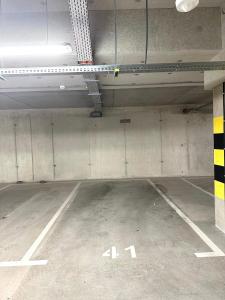 een lege parkeerplaats in een parkeergarage bij Michalczyka 1D - Self Check-In 20h - Parking in Wrocław