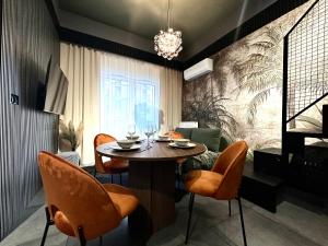 een eetkamer met een tafel en stoelen bij Michalczyka 1D - Self Check-In 20h - Parking in Wrocław