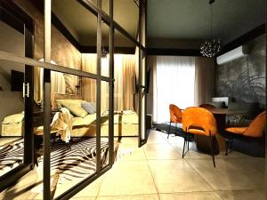 een slaapkamer met een stapelbed en een eetkamer bij Michalczyka 1D - Self Check-In 20h - Parking in Wrocław +5 foto's