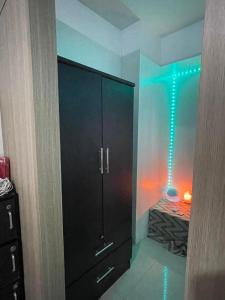 La salle de bains est pourvue d'une douche et d'un lit. dans l'établissement Shore residences Ph, à Manille