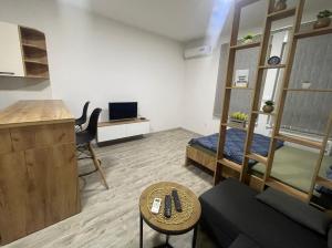 - un salon avec des lits superposés et un canapé dans l'établissement Apartman Lena, à Prijedor