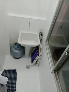 een kleine badkamer met toilet en wastafel bij Apartamento Pé Na Areia in Mongaguá