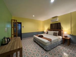 sypialnia z dużym łóżkiem w pokoju w obiekcie Dong Talay Lipe Beach Resort w mieście Ko Lipe