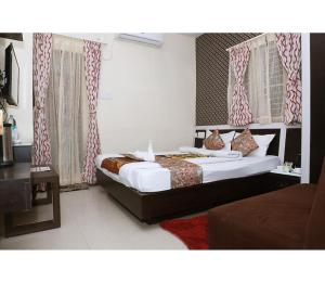 a bedroom with a large bed in a room at Hotel Janvi International Inn, Muzaffarpur in Muzaffarpur