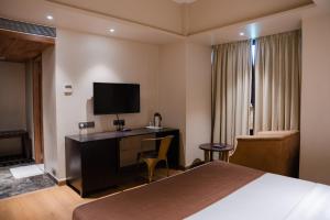 Säng eller sängar i ett rum på Hotel The Shiv Regency