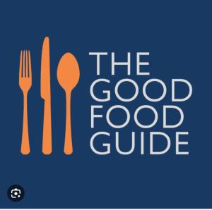 un signo con tenedor y cuchillo y la buena guía alimentaria en The Gordon Arms Restaurant with Rooms, en Yarrow