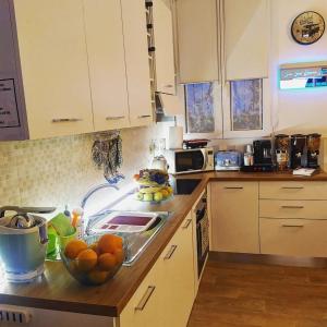 een keuken met een wastafel en een aanrecht met fruit erop bij San Siro Dream Home -Apartment with garage-Milano in Milaan