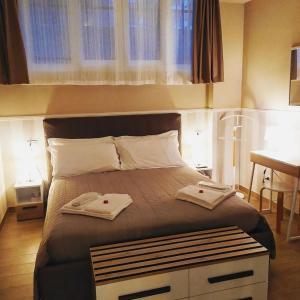 een slaapkamer met een bed met twee handdoeken erop bij San Siro Dream Home -Apartment with garage-Milano in Milaan