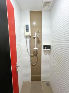 eine Dusche im Bad mit einer roten und weißen Wand in der Unterkunft Hangover Aonang in Ao Nang Beach