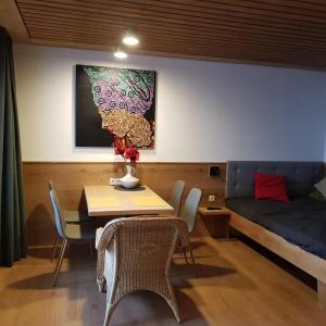 A seating area at Exklusiv Apartment Sonnenalp