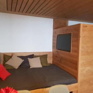 A bed or beds in a room at Exklusiv Apartment Sonnenalp