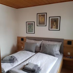 A bed or beds in a room at Exklusiv Apartment Sonnenalp