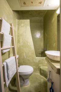 łazienka z toaletą i umywalką w obiekcie Γκαρσονιέρα #1 w Heraklionie