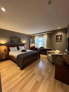 イスタンブールにあるアルマグランディ スピナ ホテル - スペシャル カテゴリーのベッドルーム1室(ベッド1台、ソファ、テーブル付)