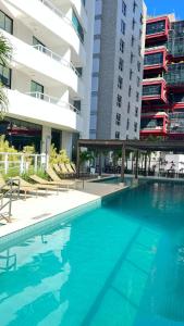 uma grande piscina em frente a alguns edifícios em Mundial Hotel & Flat SSA em Salvador