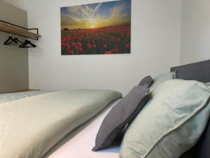 Schlafzimmer mit einem Bett mit Wandgemälde in der Unterkunft Vakantiehuis En Passant in Diksmuide