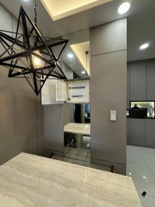 uma cozinha com um grande lustre preto pendurado no tecto em Dangabay 2bedroom Seaview Luxury Design Unit em Johor Bahru