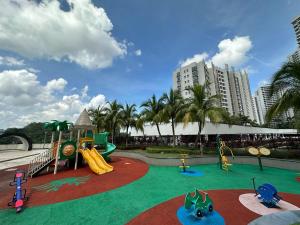 um parque infantil com um escorrega e um equipamento de brincar em Dangabay 2bedroom Seaview Luxury Design Unit em Johor Bahru