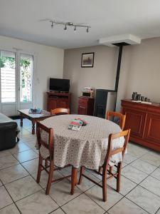 een woonkamer met een tafel en een keuken bij L'ESCALE Côte d'Opale in Hesdigneul-lès-Boulogne