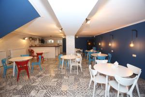 - un restaurant avec des tables et des chaises dans une salle dans l'établissement Rivendell Boutique By Umbrella, à Tbilissi