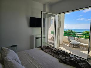 una camera con letto e vista sull'oceano di Villa Dune Luxury Roof Top Pool Wellness a Gallipoli