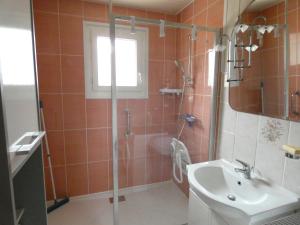 y baño con ducha, lavabo y aseo. en L'ESCALE Côte d'Opale, en Hesdigneul-lès-Boulogne
