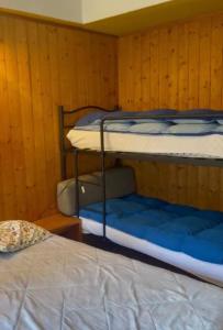 Habitación con 2 literas y 1 cama en Sole Alto Marilleva en Mezzana