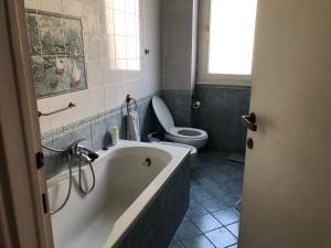 ein Bad mit einer Badewanne und einem WC in der Unterkunft SAN PIETRO in Rom