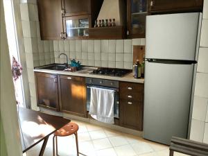 eine Küche mit einem Kühlschrank und einem Herd Top-Backofen in der Unterkunft SAN PIETRO in Rom