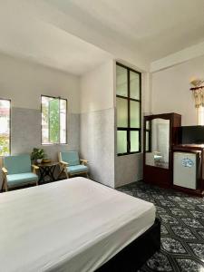 Tempat tidur dalam kamar di Khách sạn Nam Đô 2