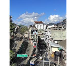 vistas a una calle de la ciudad con coches y edificios en Hotel Residency, Tripura en Rādhākishorepur
