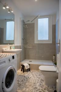 ein Badezimmer mit einem WC und einer Waschmaschine in der Unterkunft Seneca7 near paseo de gracia in Barcelona