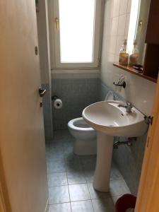 ein Bad mit einem Waschbecken und einem WC in der Unterkunft SAN PIETRO in Rom
