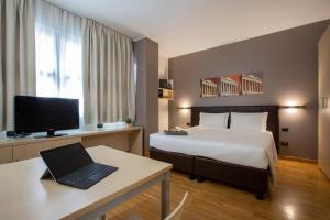 Postel nebo postele na pokoji v ubytování Euro Hotel Residence + 37 fotografií