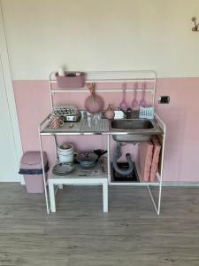 uma pequena cozinha com um lavatório e uma prateleira em Giroloft em Cagliari