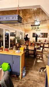 ห้องอาหารหรือที่รับประทานอาหารของ Pensiunea Sălaș