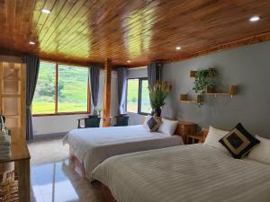 1 dormitorio con 2 camas y ventana en Mường Hoa Local House, en Sa Pa