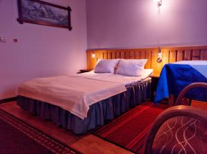 a bedroom with a large bed in a room at Dom Wypoczynkowy Podhalanka in Białka Tatrzańska