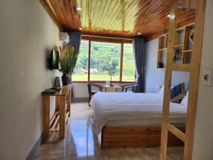 Postel nebo postele na pokoji v ubytování Mường Hoa Local House
