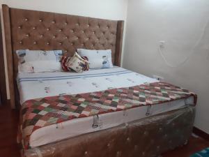 Postel nebo postele na pokoji v ubytování Awasthi Kozi Stays B&B - closest to VFS