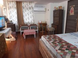 Postel nebo postele na pokoji v ubytování Awasthi Kozi Stays B&B - closest to VFS