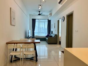 Il comprend une cuisine et un salon avec une table et des chaises. dans l'établissement Utopian Homes at Sutera Avenue, à Kota Kinabalu